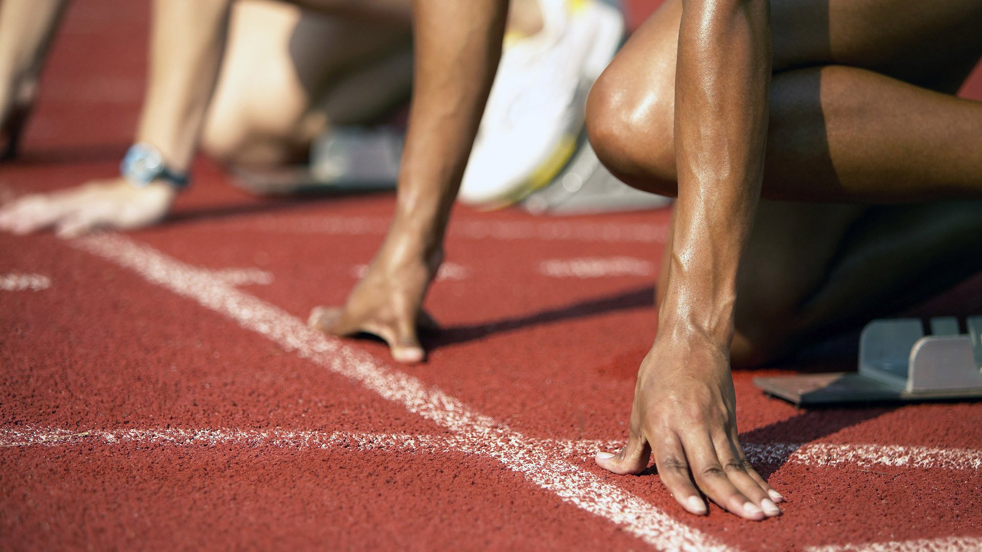 关键比赛前夜球队集体观影放松心情增强队内凝聚力，12支球队观看比赛锦标赛的热度