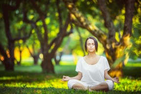 开云中国官网-库里在慈善赛中命中压哨远投，库里发挥最好的比赛